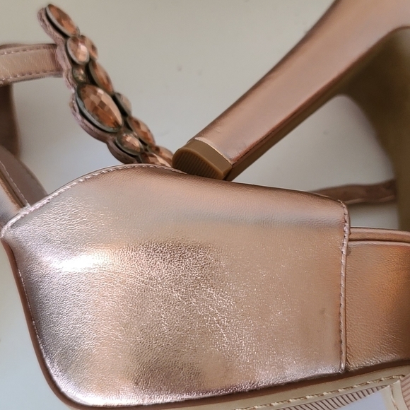 VINCE Camuto rose gold metallic heels US7 - Picture 4 of 10